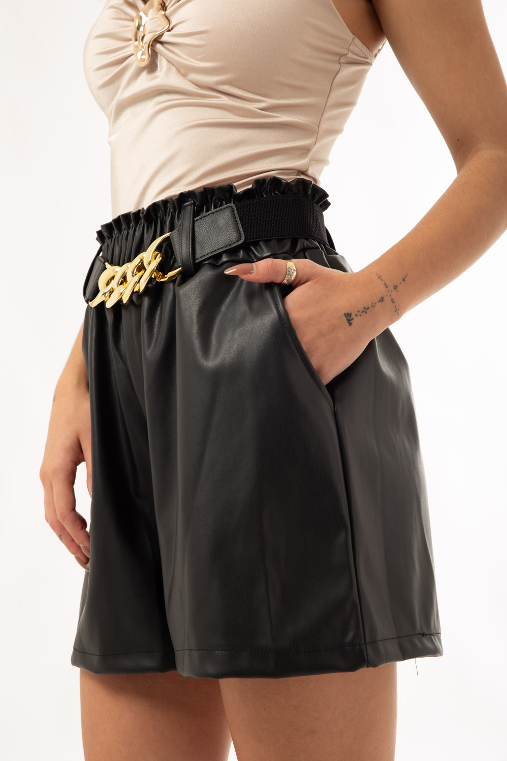 Σορτς δερματίνη μαύρο με ζώνη (3)